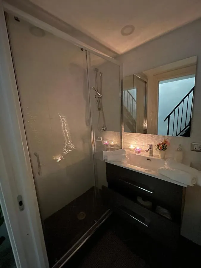 Mary House Spacca Napoli 0*, Neapel
